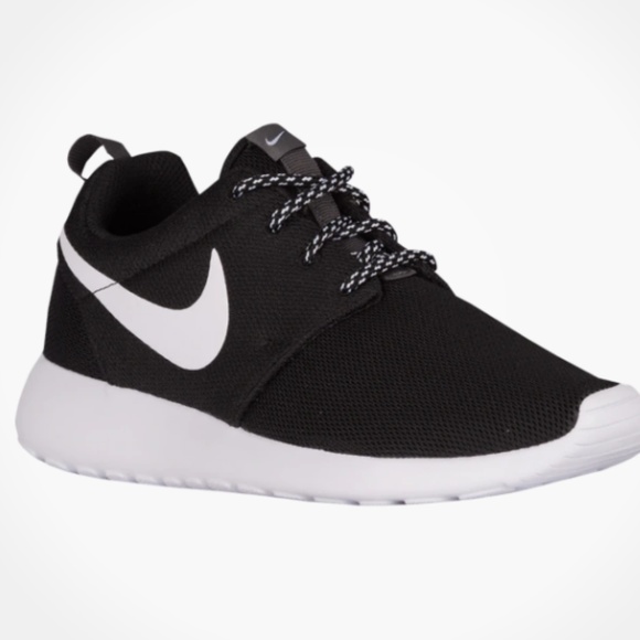 Nike Shoes - Nike Roshe One
